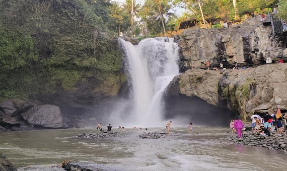 洞穴瀑布 Blangsinga Waterfall